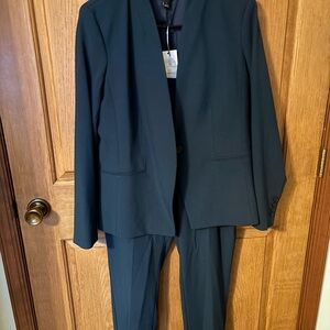 Women’s Ann Taylor original Navy Pant suit. NWT-size 8